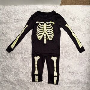 Wonder Nation Black Skeleton Glow Pajama Set